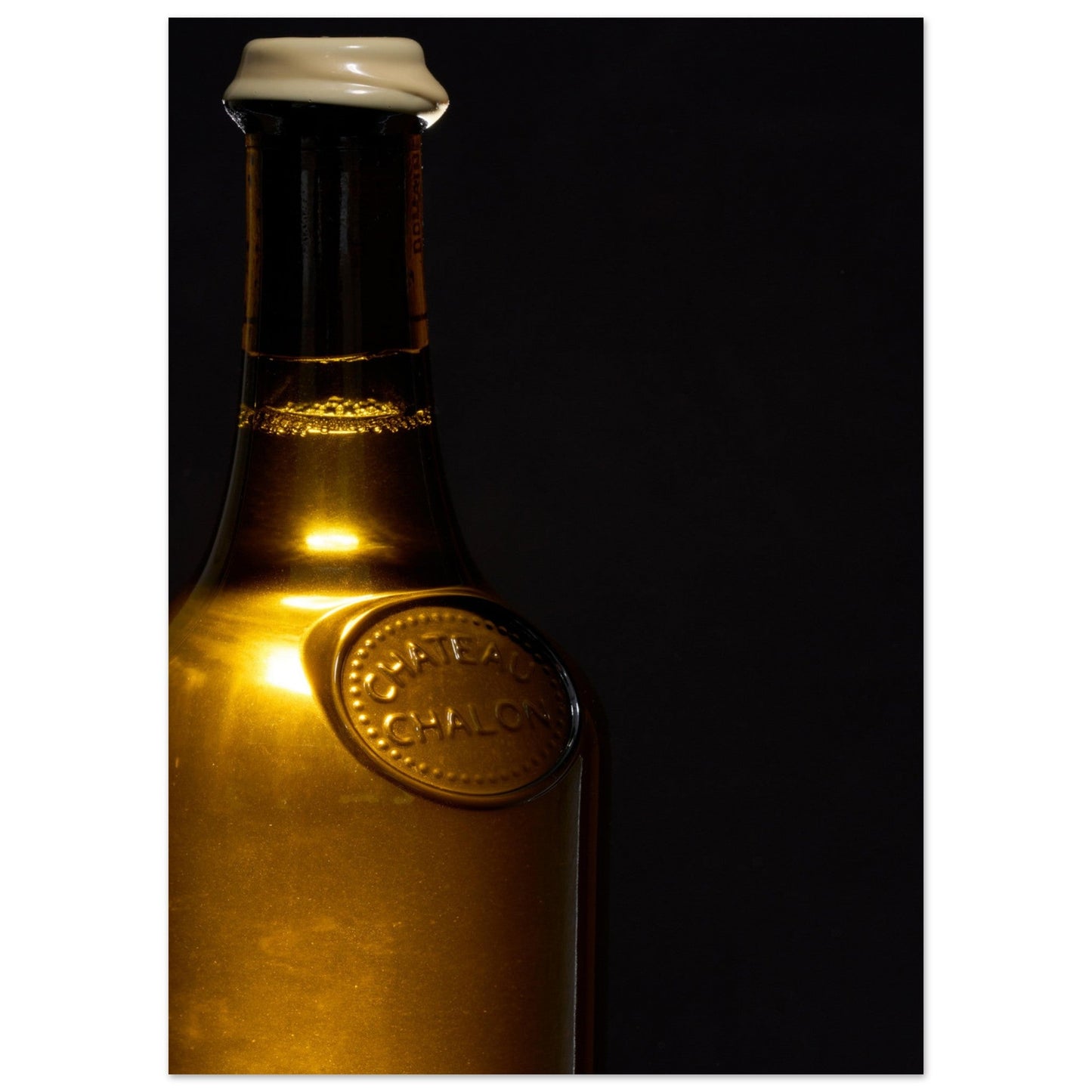 Poster Artistique du Col de Bouteille de Vin Jaune - Raffinement Vinicole - aeb482a9 - 8afb - 4a72 - 8cac - 6305abc8e02d - LAM du Jura