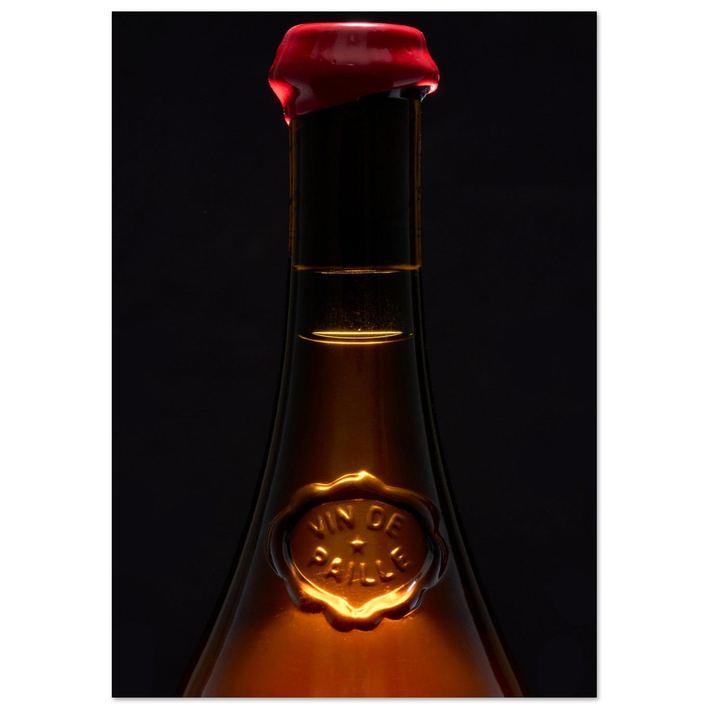 Poster Artistique du col d'une bouteille de Vin de Paille - Élégance Vinicole - 42738999 - 6b6a - 46f7 - bac4 - c106a06aa890 - LAM du Jura