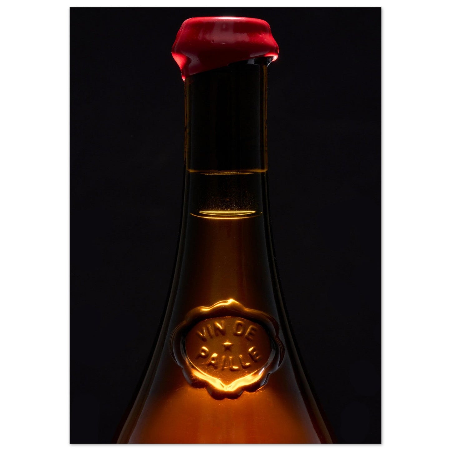 Poster Artistique du col d'une bouteille de Vin de Paille - Élégance Vinicole - db9944ec - 0ffa - 4f6a - 9b19 - dca7ed38fb87 - LAM du Jura