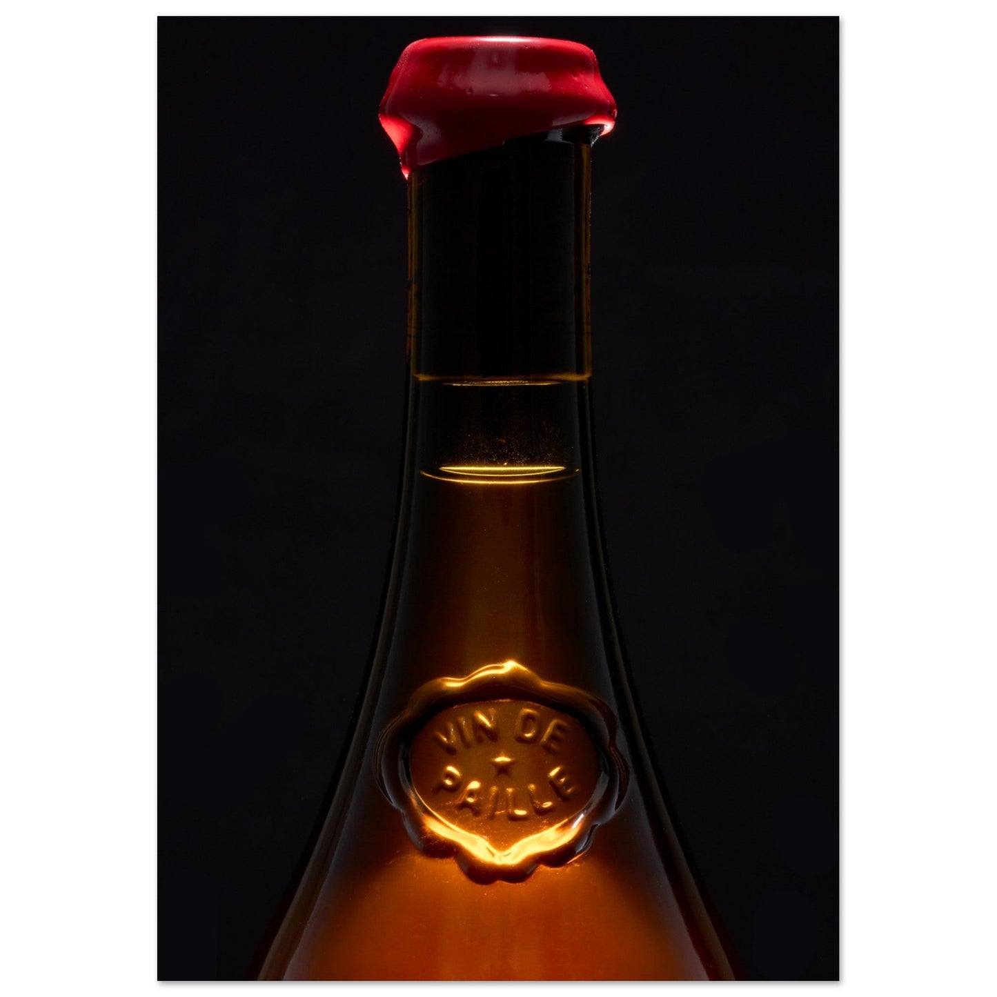 Poster Artistique du col d'une bouteille de Vin de Paille - Élégance Vinicole - 8b0399bc - 6036 - 4fb5 - b752 - d4293fce8221 - LAM du Jura